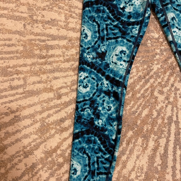 Blue patterned fabletics leggings - Picture 2 of 3